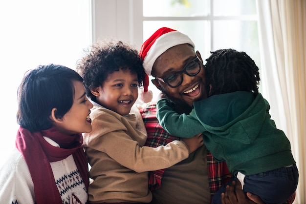 Una familia negra disfrutando de las vacaciones navideñas.