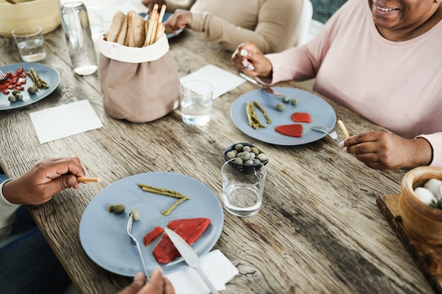 Família negra feliz almoçando em casa