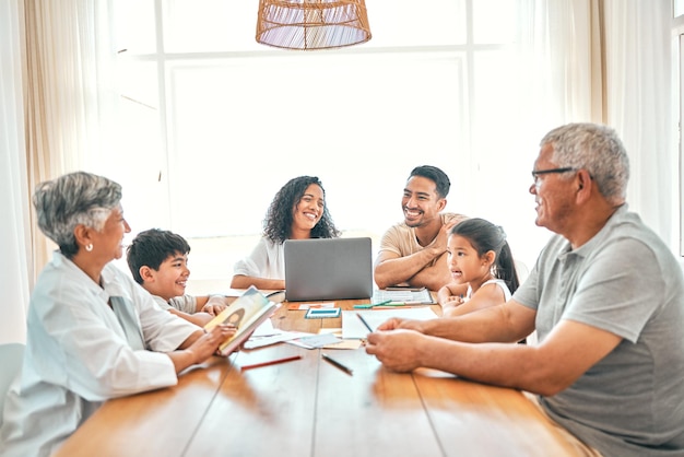 Familia negra mayor y niños que aprenden en la computadora portátil de la casa leyendo libros o ayudando a contar historias con los abuelos Gente de México mamá y padre con niños educación en línea y desarrollo del lenguaje divertido