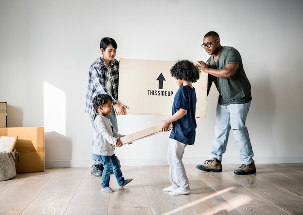 Familia negra mudándose a casa nueva