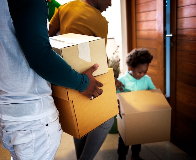 Família negra mudar para casa nova