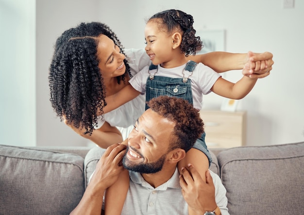 Foto familia negra o madre, padre e hijo en el sofá juntos por la felicidad, el amor y el cuidado feliz grupo de personas, padres o madre, padre y niña en el sofá de la sala de estar para el desarrollo del crecimiento del hogar