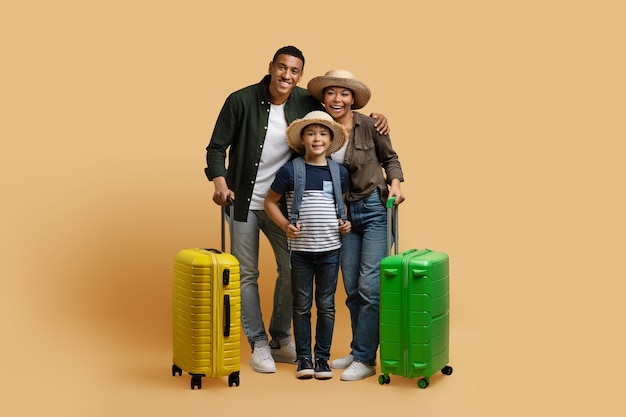 Foto família negra sorridente e amorosa, turistas em férias, fundo bege.