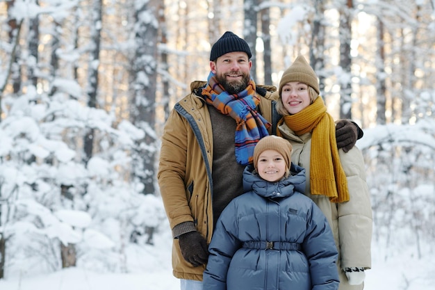 Familia con niño caminando en el bosque