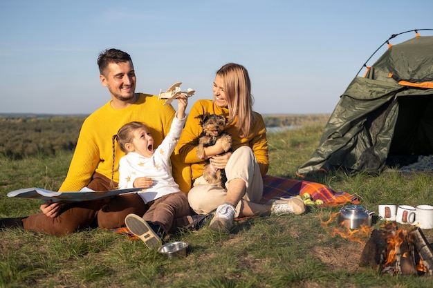 Foto familia con niño y perro pasar tiempo juntos