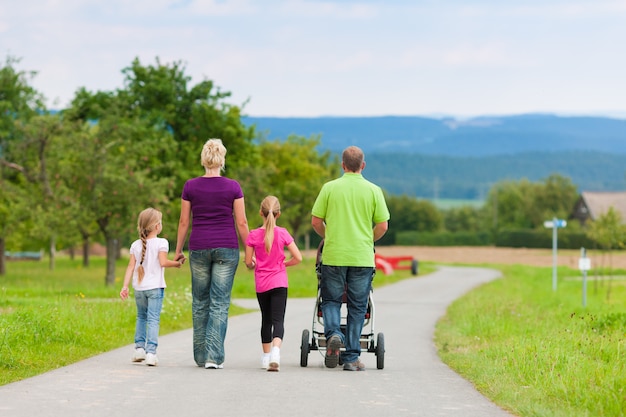 Familia con niños caminando