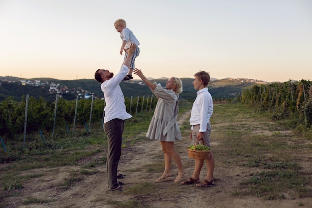 Familia con niños en viñedo