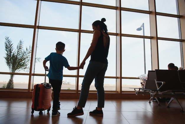 família no aeroporto antes do vôo.