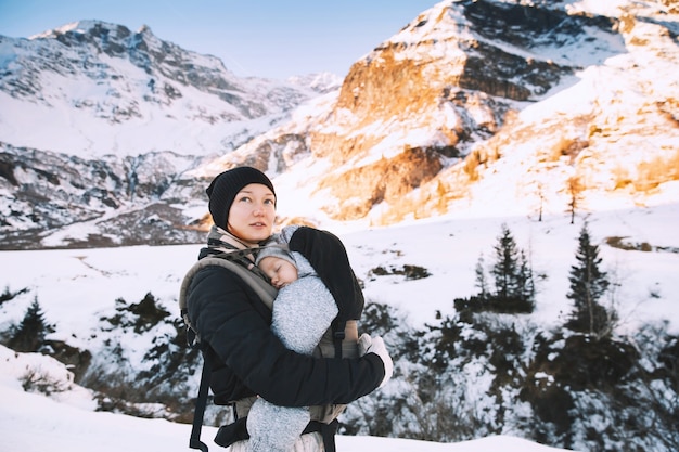 Família no campo de neve de inverno com montanha ao fundo Caminhada nas montanhas de inverno na Áustria