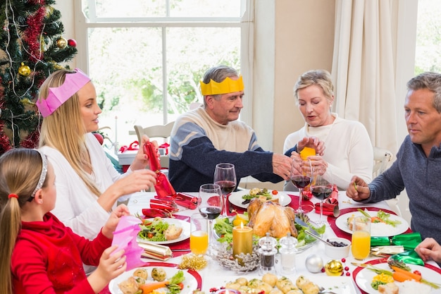 Família no chapéu de festa se divertindo no horário de natal