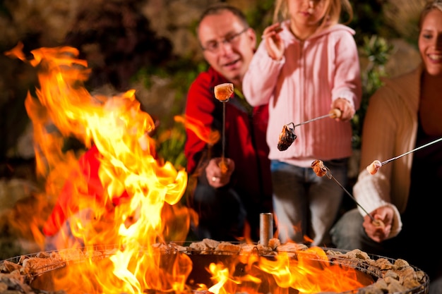 Família no churrasco à noite