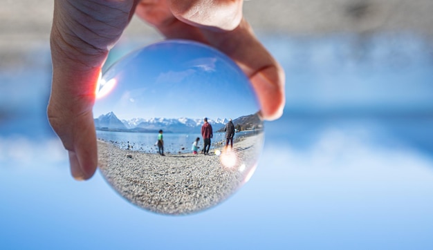 Foto família no lago dentro da bola de cristal