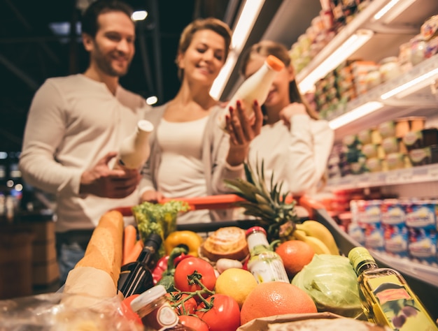 Foto família no supermercado