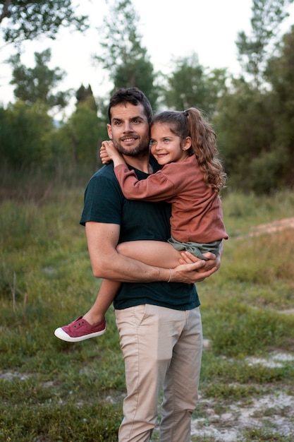 Familia nómada divirtiéndose en la naturaleza