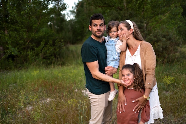 Familia nómada divirtiéndose en la naturaleza