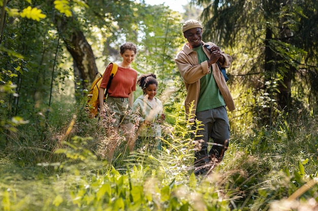 Foto familia nómada que viaja en la naturaleza.