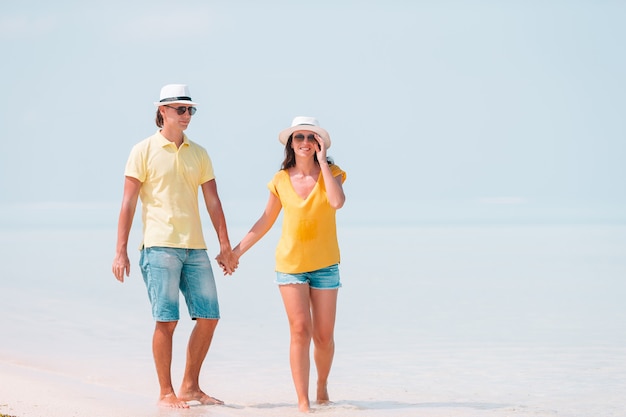 Família nova na praia branca durante férias de verão.