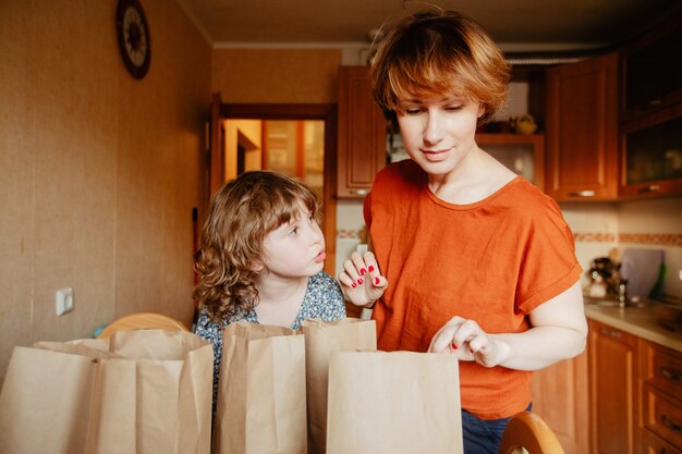 Família ordenando entrega de comida na cozinha