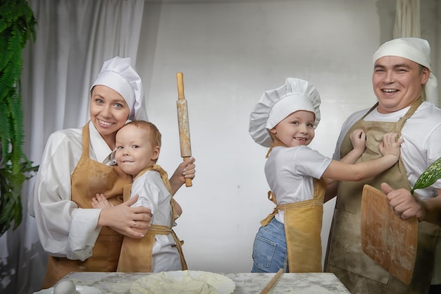 Familia oriental linda con madre padre hija hijo cocinando en la cocina en ramadán kurbanbairam