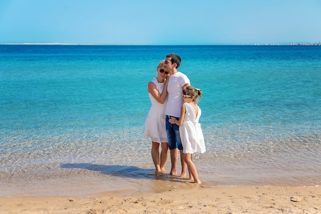 Familia en la orilla del mar