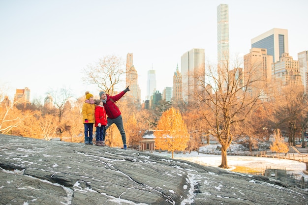 Familia de padre e hijos en Central Park durante sus vacaciones en la Ciudad de Nueva York