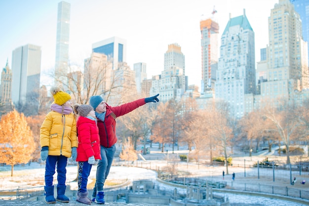 Familia de padre e hijos en Central Park durante sus vacaciones en la ciudad de Nueva York