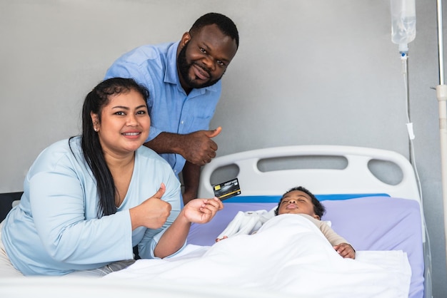 Foto familia padre y madre nigerianos sonriendo felices