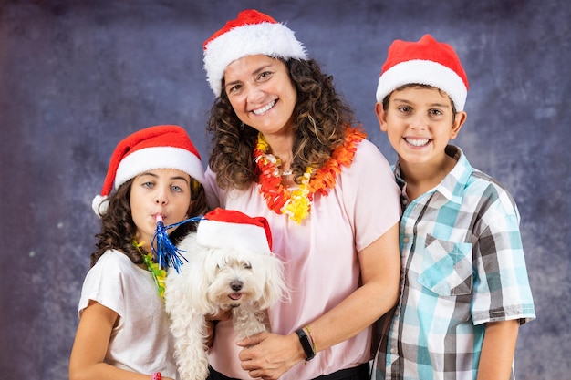 Foto familia de padres sigle con un perro en navidad