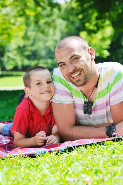 família pai e filho se divertem no parque na temporada de verão e representam o conceito de felicidade