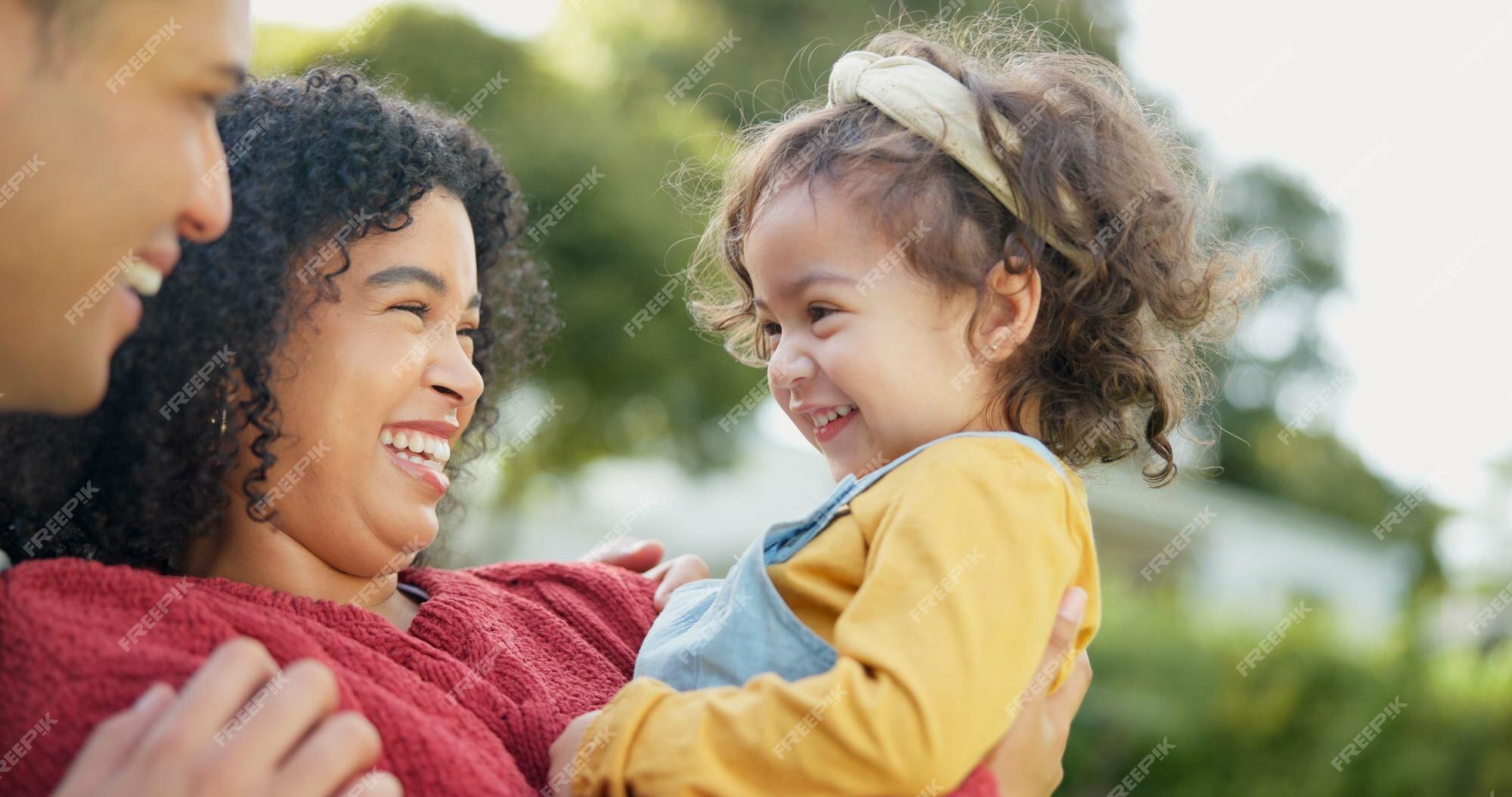 Amor feliz e família brincando em um parque rir e relaxar enquanto se  divertem juntos crianças livres e pais atenciosos abraçando e aproveitando  o tempo de qualidade com um jogo divertido ao