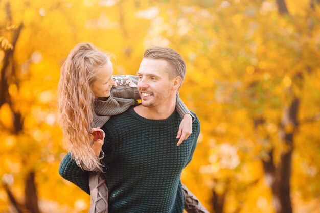 Familia de papá e hijo en el hermoso día de otoño en el parque