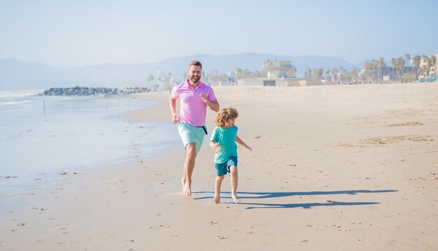 Familia de papá y niño corriendo en vacaciones familiares de verano en la playa