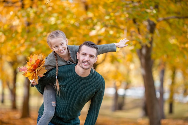 Familia de papá y niño en el hermoso día de otoño en el parque