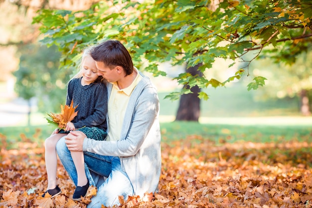 Familia de papá y niño en un hermoso día de otoño en el parque