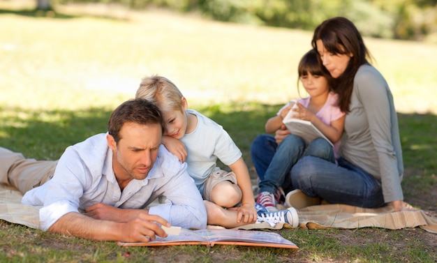 Familia en el parque junto