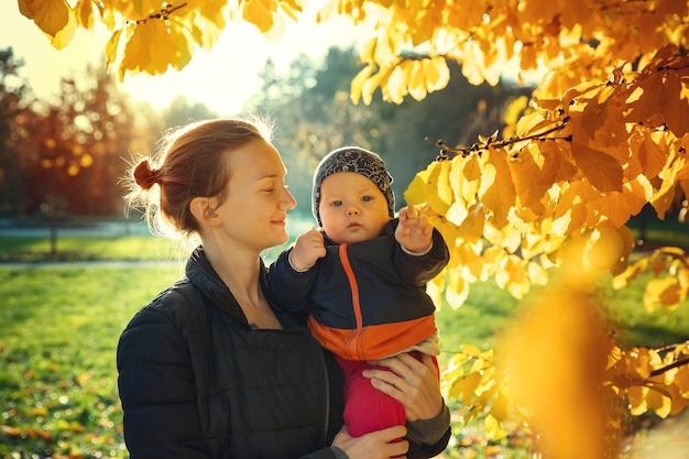 Familia en el parque de otoño naturaleza Madre e hijo felices juntos en la naturaleza en otoño