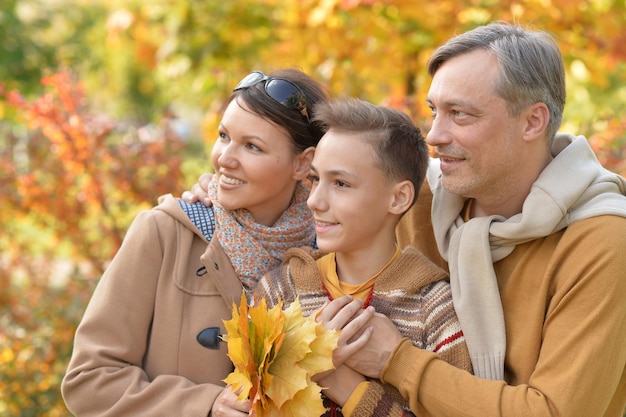 Familia en el parque otoño