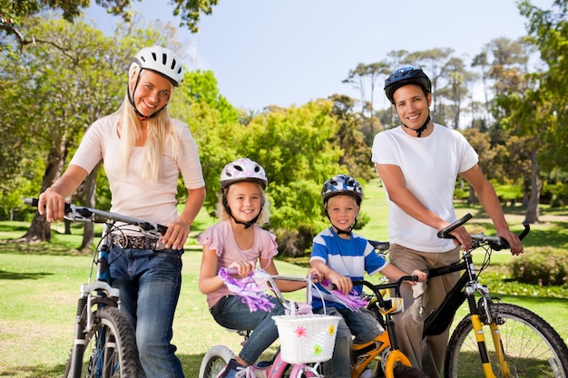 Familia en el parque con sus bicicletas