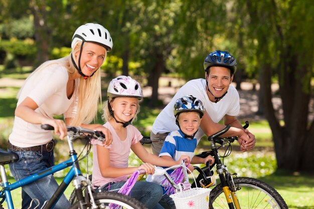 Familia en el parque con sus bicicletas