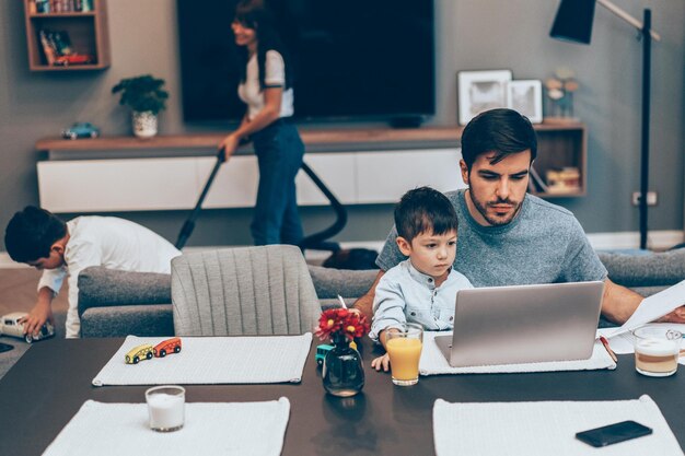 Foto la familia pasa tiempo juntos en casa