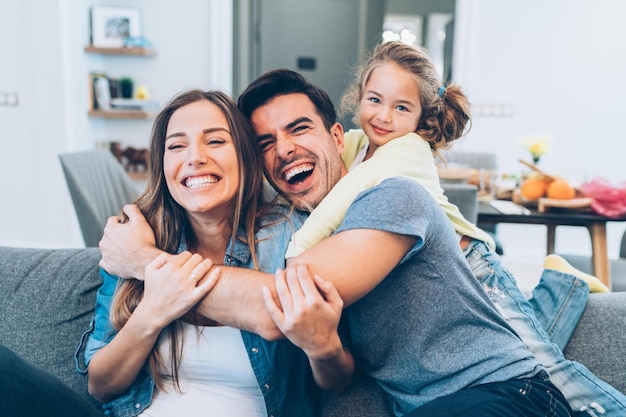 Foto la familia pasa tiempo juntos en casa