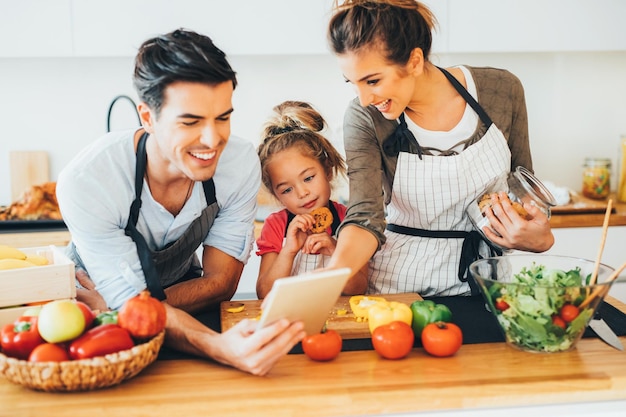 Foto la familia pasa tiempo juntos en casa