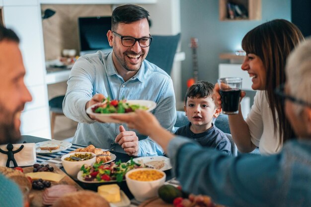 Foto la familia pasa tiempo juntos en casa