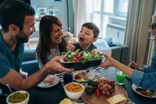 La familia pasa tiempo juntos en casa