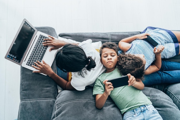 Foto la familia pasa tiempo juntos en casa