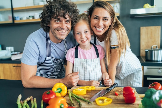 La familia pasa tiempo juntos en casa