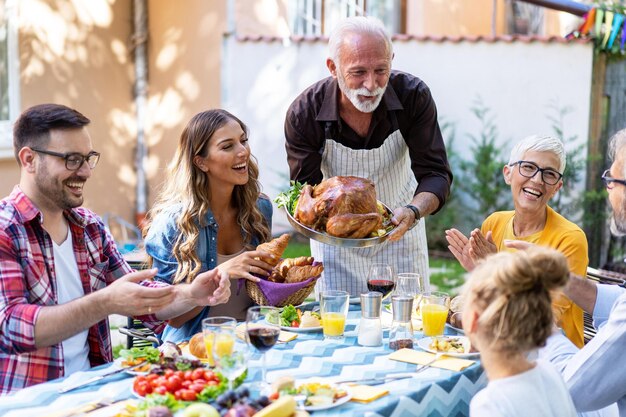 La familia pasa tiempo juntos en casa