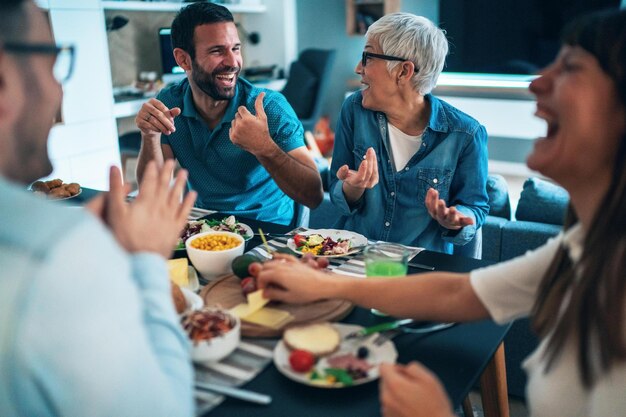 La familia pasa tiempo juntos en casa