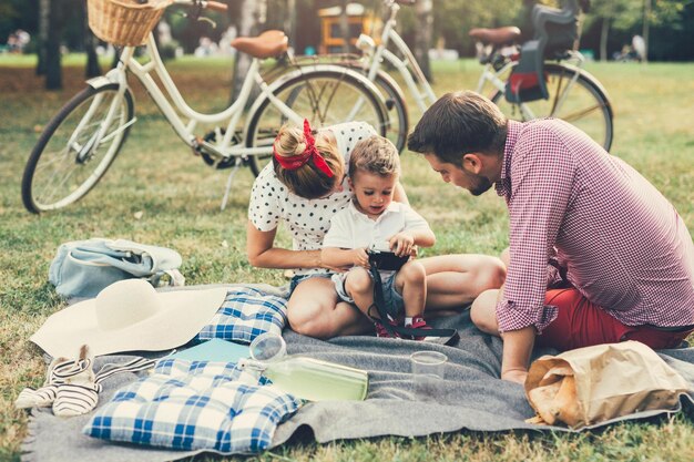 Foto la familia pasa tiempo juntos en el parque.