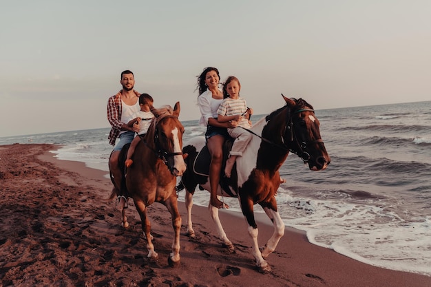 La familia pasa tiempo con sus hijos mientras montan a caballo juntos en una playa de arena. Enfoque selectivo. foto de alta calidad